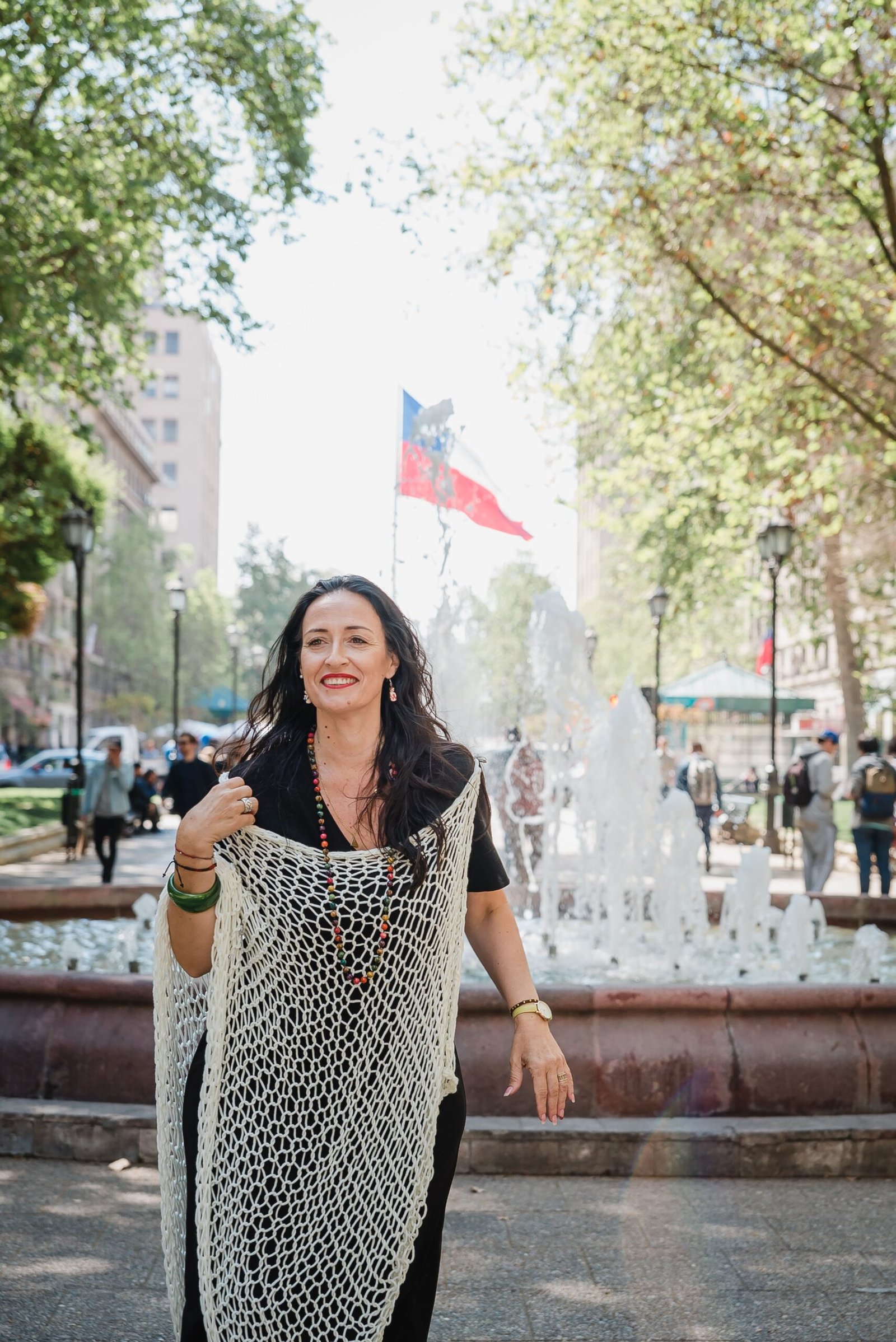 Nohemí Hervada en Santiago de Chile con la bandera chilena ondeando al fondo