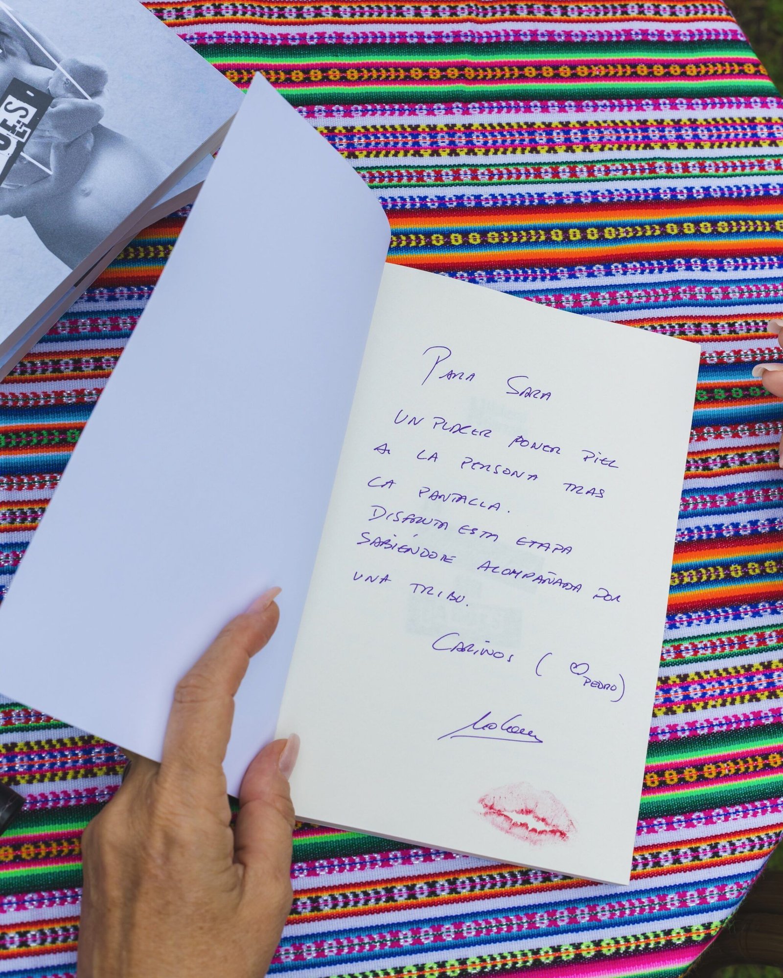 Ejemplar de La Maternidad Sin Tabúes firmado, dedicado y besado