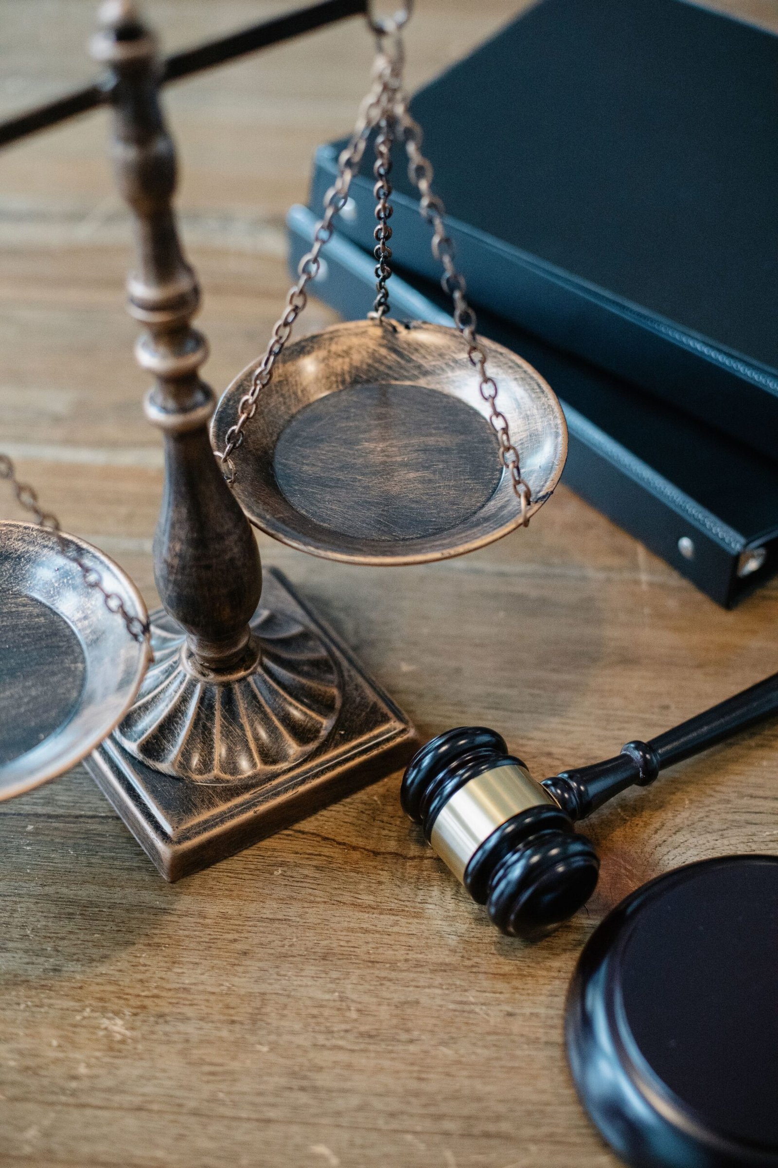 Balanza de la justicia sobre una mesa de madera