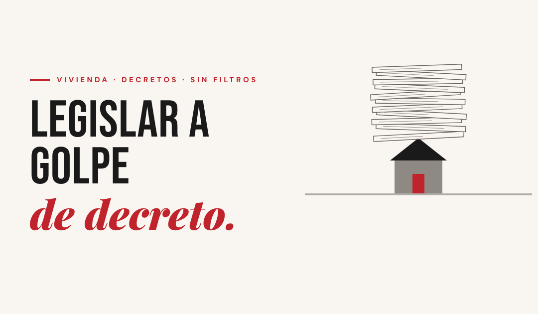 Decreto ley: una pila de decretos sobre una casa pequeña con la puerta en rojo".