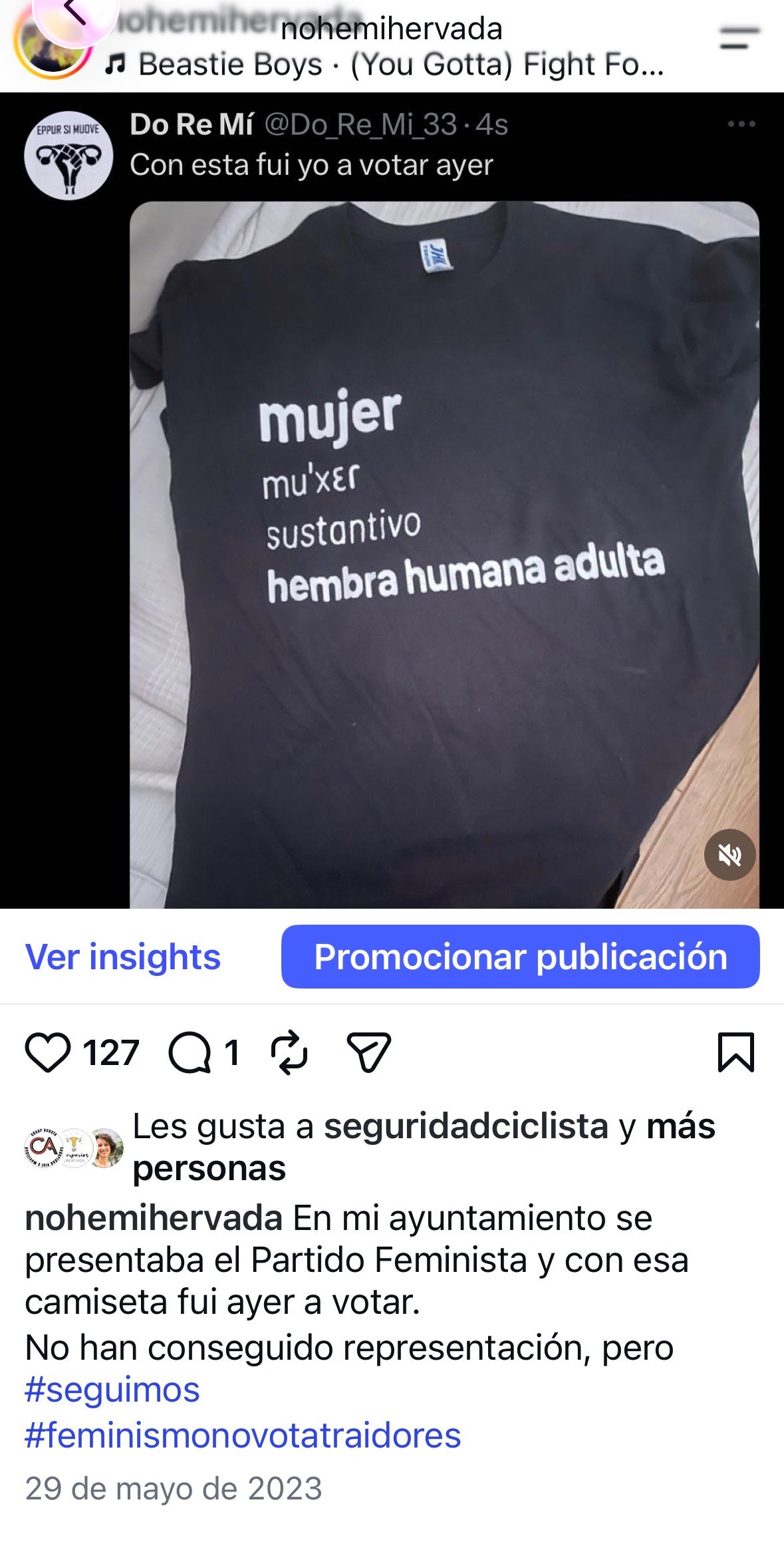 Camiseta negra con la definición mujer: hembra humana adulta, con la que fui a votar en 2023