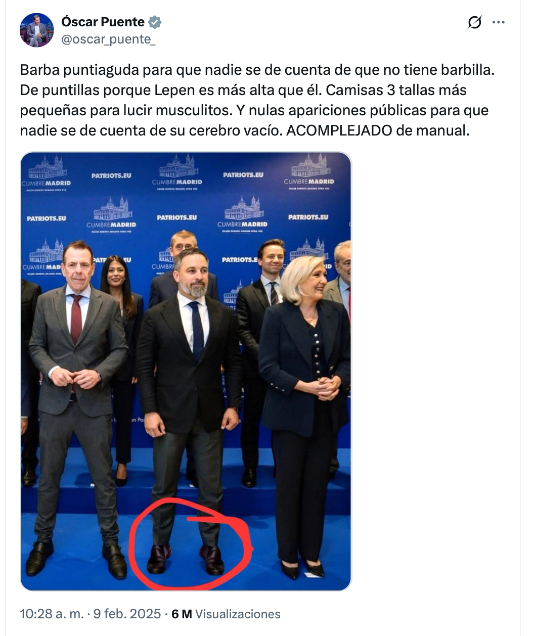 Tuit de Óscar Puente burlándose del físico de Santiago Abascal, ejemplo de falacia ad hominem
